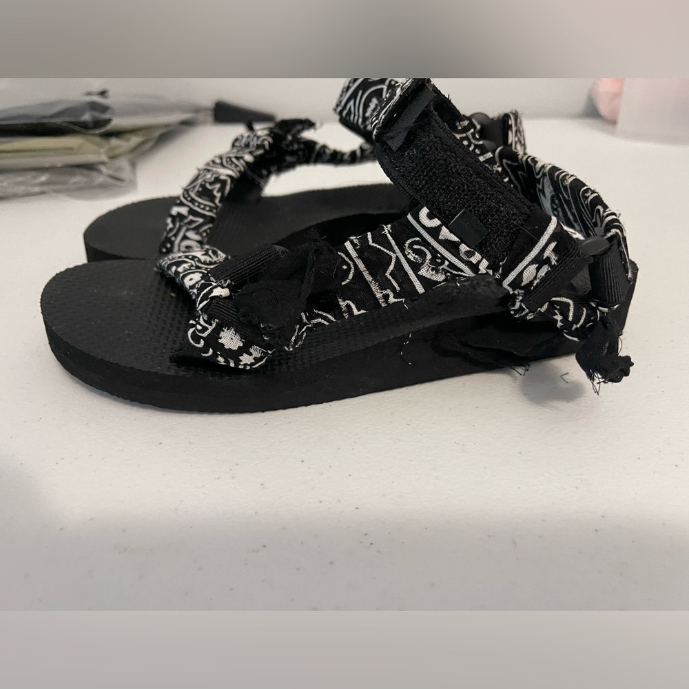 Arizona Love Black and White Patterned Sandals - Picture 4 of 10